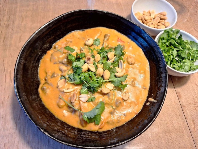 Rød Penang curry med peanuts